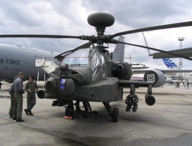 Βίντεο: Γεμίζοντας το επιθετικό ελικόπτερο AH-64D Apache Longbow